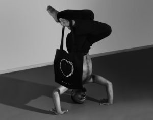 APOICHOS is a dance and movement studio where the teaching method applied is based on the improvisational nature of the exercises